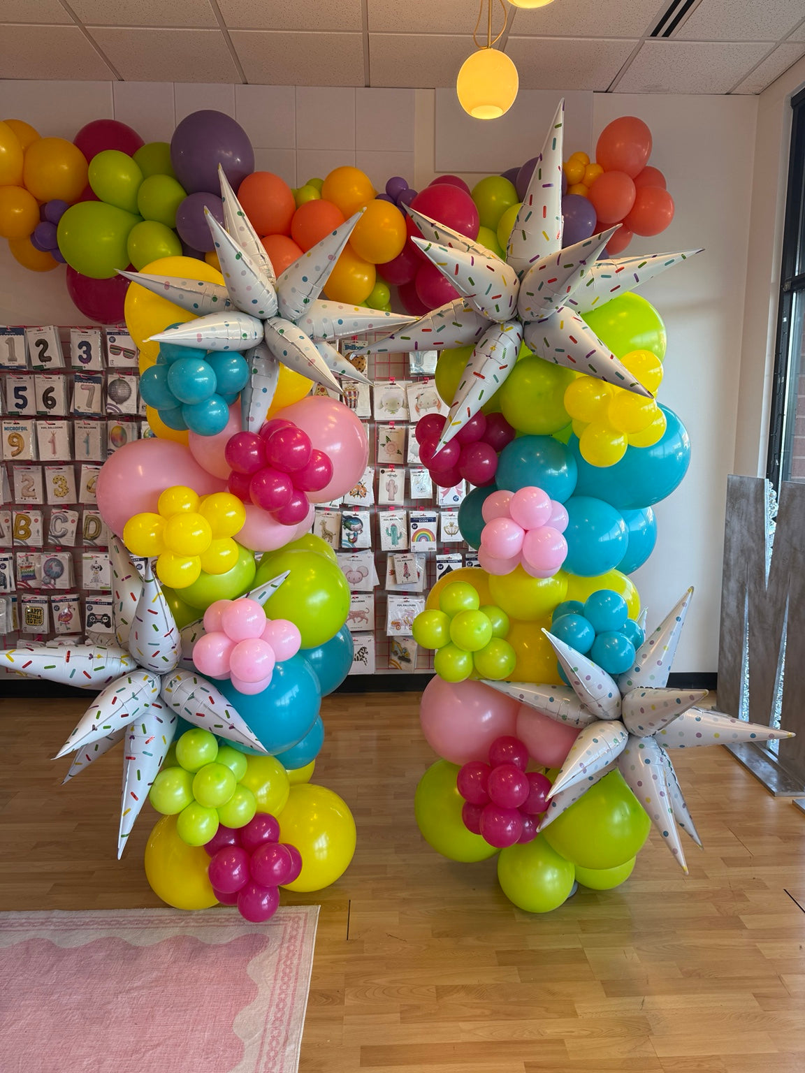 Bright organic balloon columns with starburst balloons